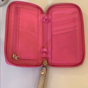 Lilly Pulitzer Bags - Lilly Pulitzer smartphone wristlet Lilly Pulitzer Bags - Lilly Pulitzer smartphone wristlet